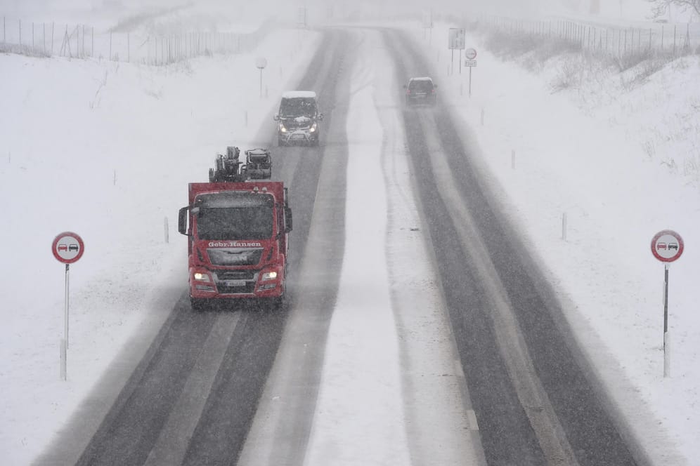 Winter zu Ostern in Mecklenburg-Vorpommern: Auf den Straßen im Norden kam es zu zahlreichen Verkehrsunfällen.