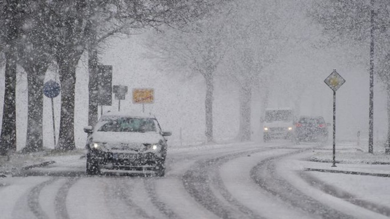 Der Winter gibt noch nicht auf: Im Norden behinderten Schneefall und Glätte den Verkehr.