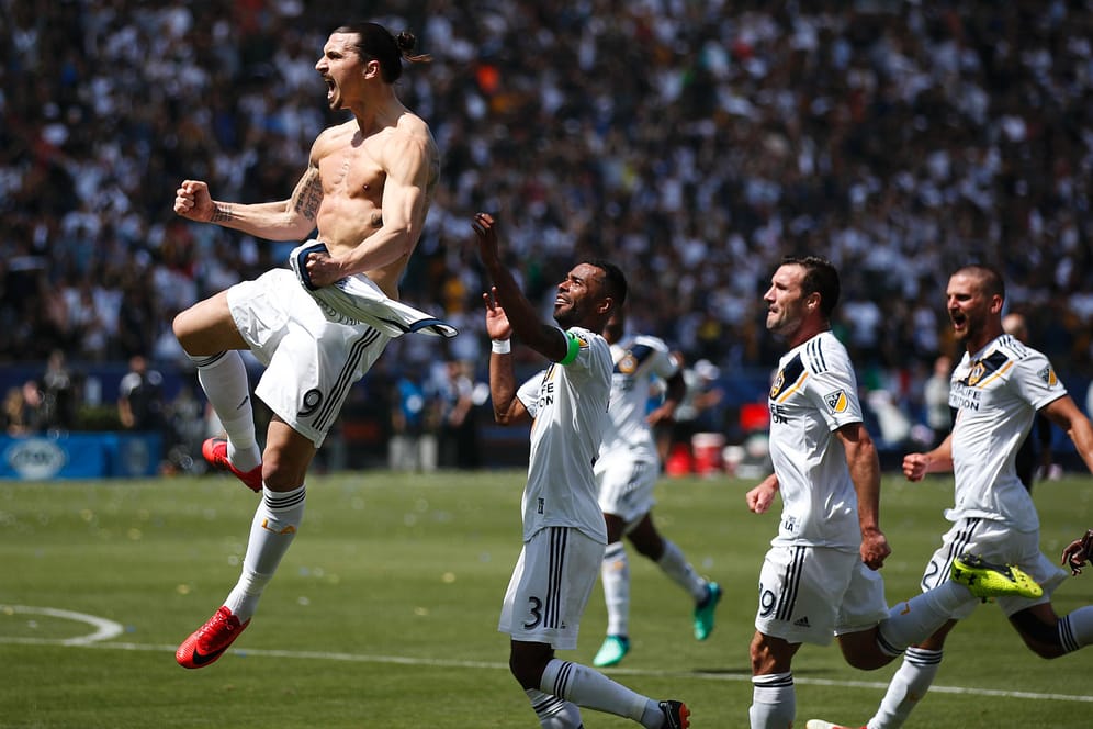 Zlatan Ibrahimovic (l.) feiert einen seiner beiden Treffer für Los Angeles Galaxy. Er traf für jeden seiner Klubs im ersten Spiel.