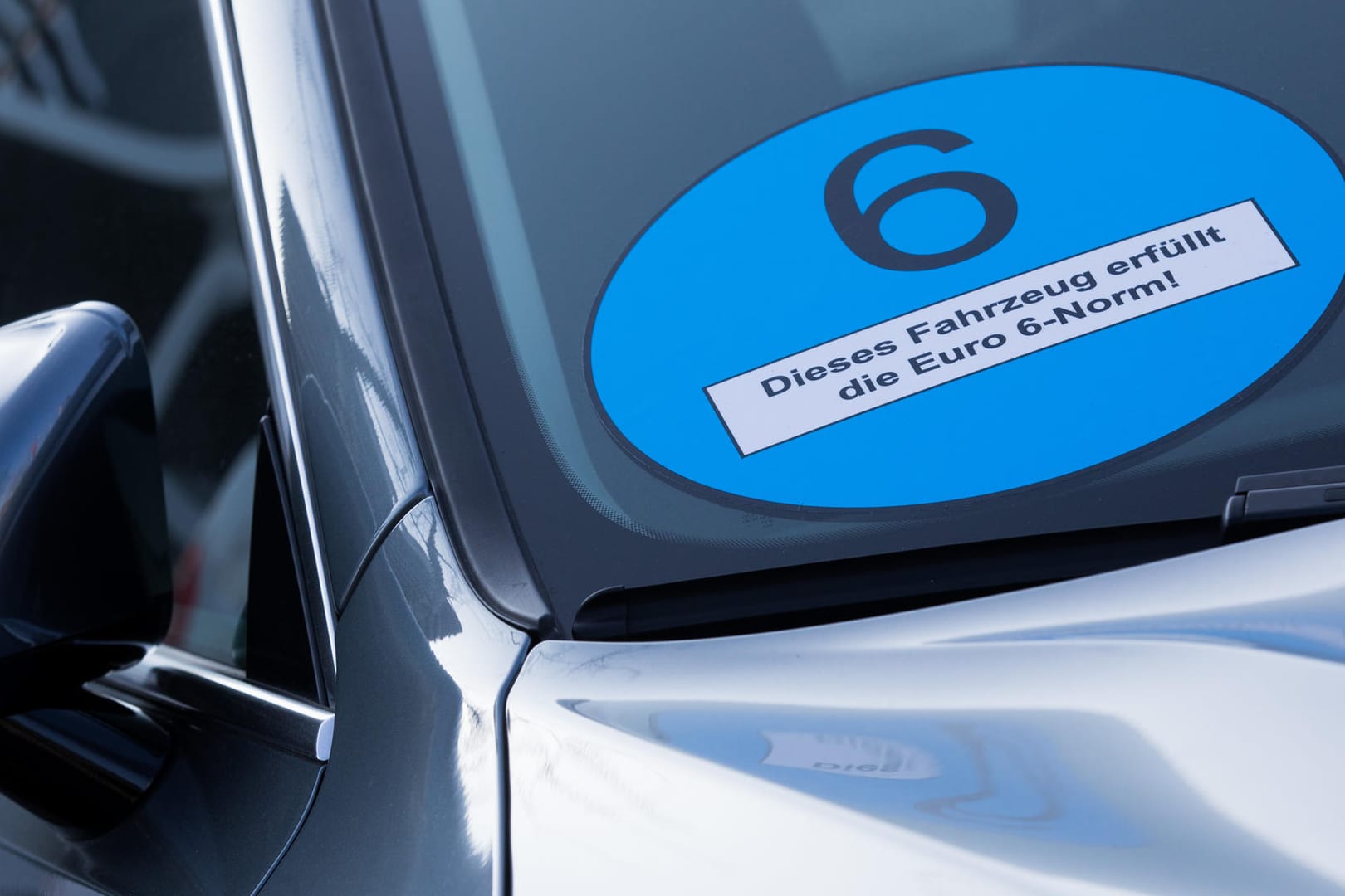 Ein Autohersteller wirbt mit einer überdimensionalen blauen Plakette dafür, dass das Fahrzeug die «Euro 6»-Norm erfüllt.