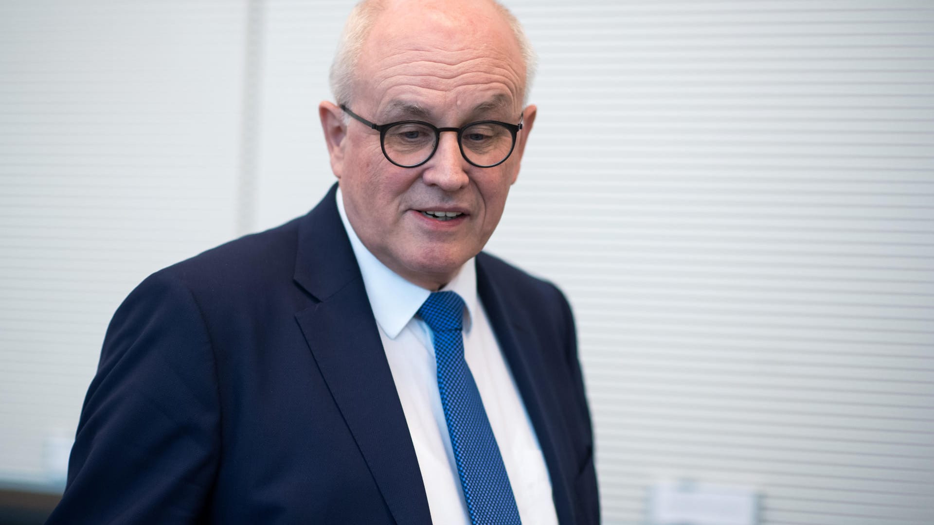 Volker Kauder, Vorsitzender der CDU/CSU-Bundestagsfraktion: Er fordert härteres Vorgehen gegen Antisemitismus an Schulen.