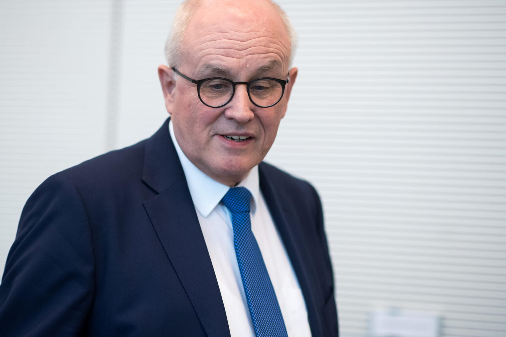Volker Kauder, Vorsitzender der CDU/CSU-Bundestagsfraktion: Er fordert härteres Vorgehen gegen Antisemitismus an Schulen.