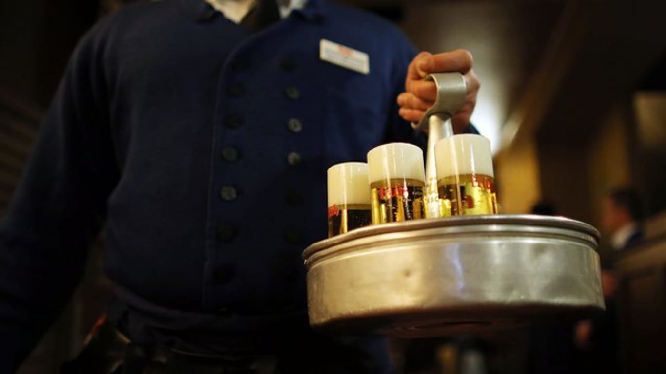Kellner trägt Tablett mit Kölsch-Bier