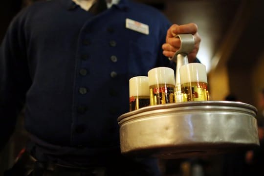 Kellner trägt Tablett mit Kölsch-Bier