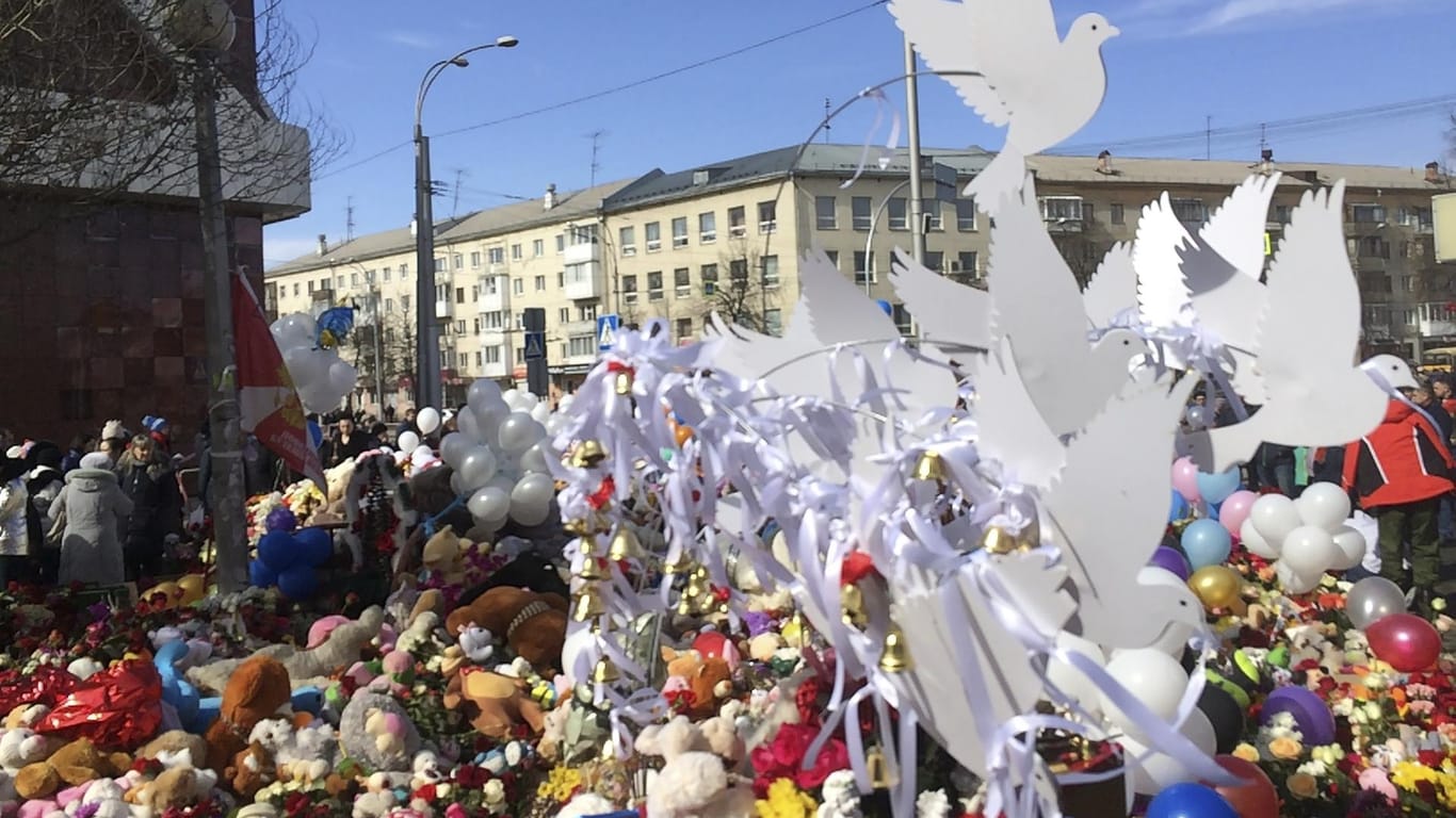 Kemerowo: Blumen und Spielzeuge liegen im Stadtzentrum für die Opfer eines Brandes in einem Einkaufszentrum in der vergangenen Woche.
