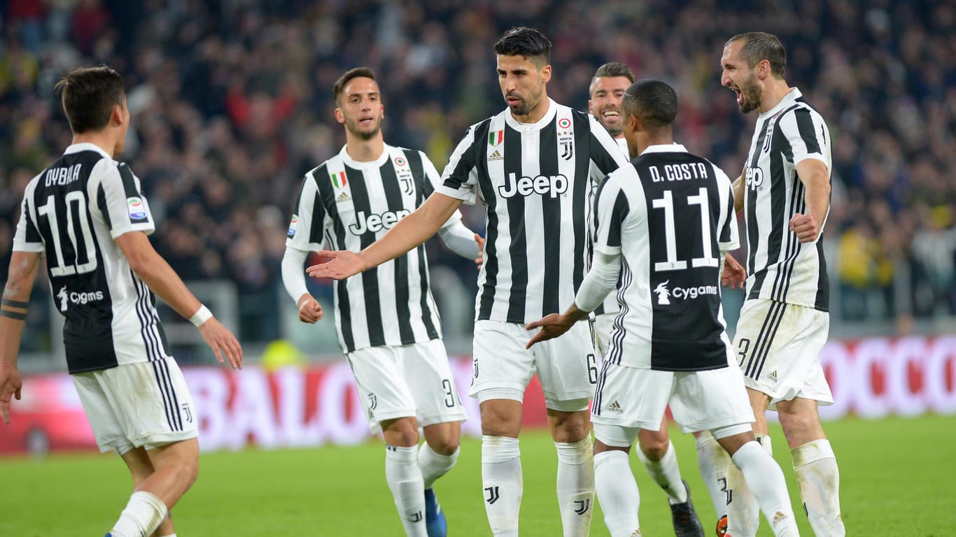 Sami Khedira umringt von Gratulanten: Juventus hat einen wichtigen Schritt Richtung Meisterschaft in Italien gemacht.