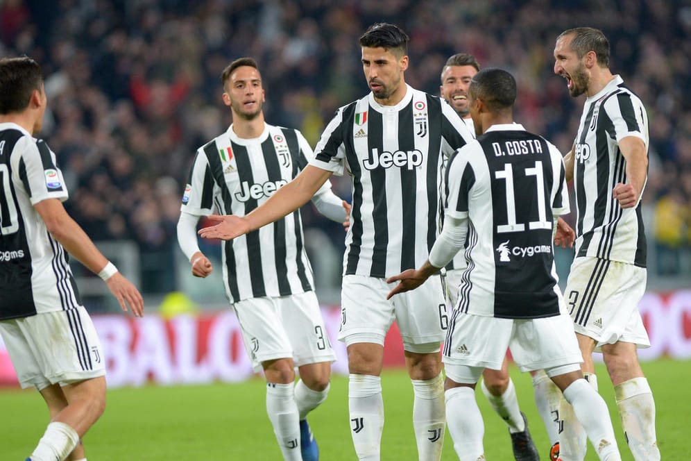 Sami Khedira umringt von Gratulanten: Juventus hat einen wichtigen Schritt Richtung Meisterschaft in Italien gemacht.