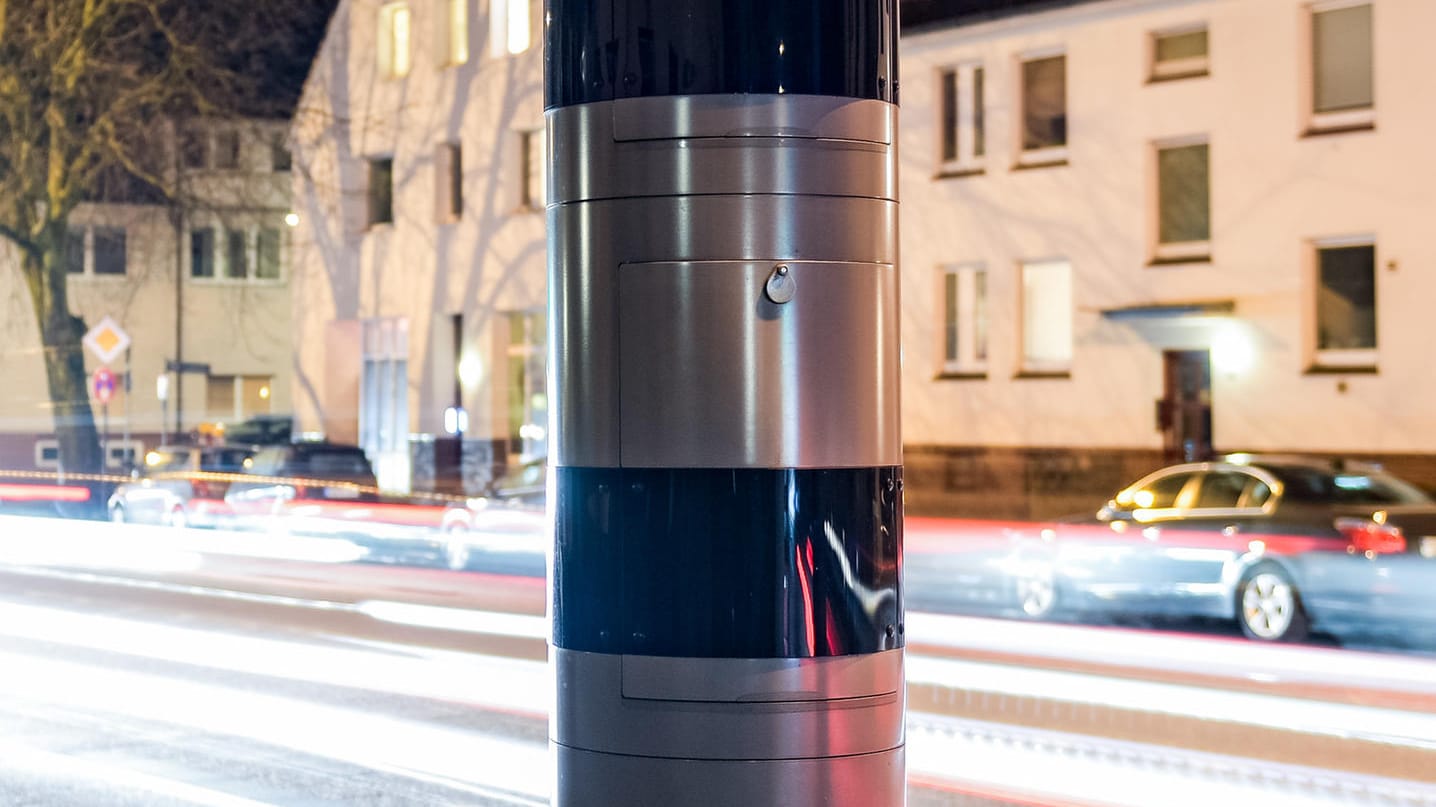 Blitzersäule: In der Nacht zum Sonntag fuhren zwei Berliner ein illegales Autorennen. Blitzersäule: In der Nacht zum Sonntag fuhren zwei Berliner ein illegales Autorennen.