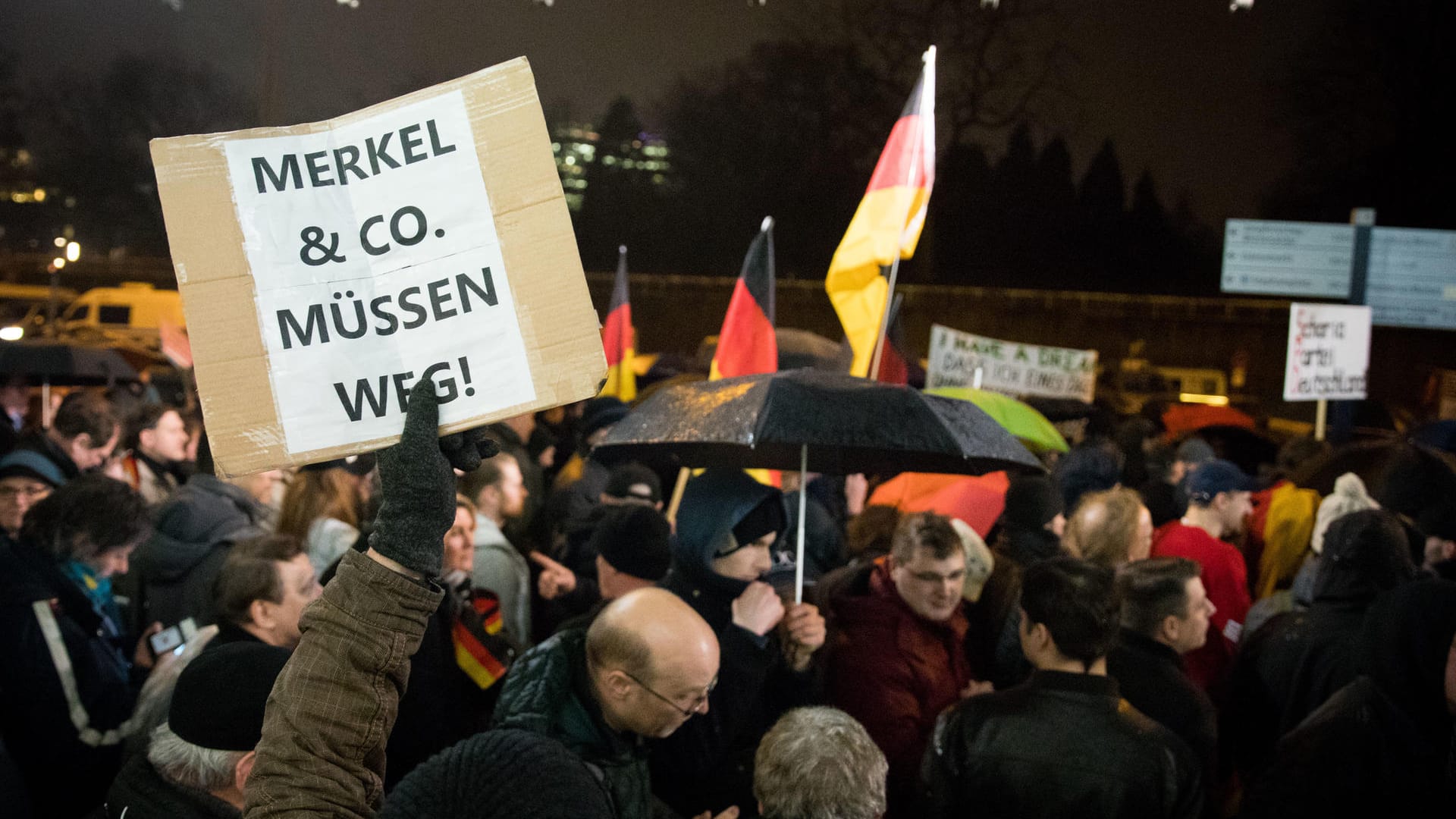 Protestveranstaltung "Merkel muss weg" in Hamburg im März 2018: Rechtsextreme versuchen im April, einen Generalstreik zu initiieren.