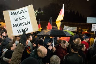 Protestveranstaltung "Merkel muss weg" in Hamburg im März 2018: Rechtsextreme versuchen im April, einen Generalstreik zu initiieren.