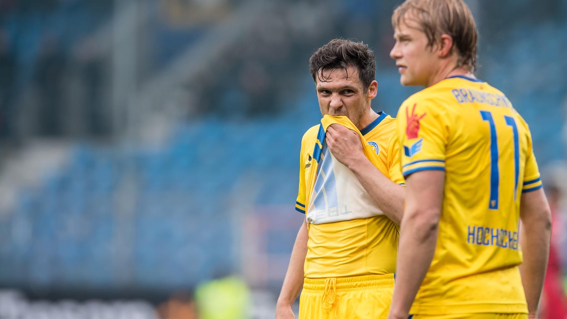Sinnbild für den Abstiegskampf: Braunschweigs Mirko Boland (l.) und Jan Hochscheidt steht die Angst vor dem Abstieg ins Gesicht geschrieben.