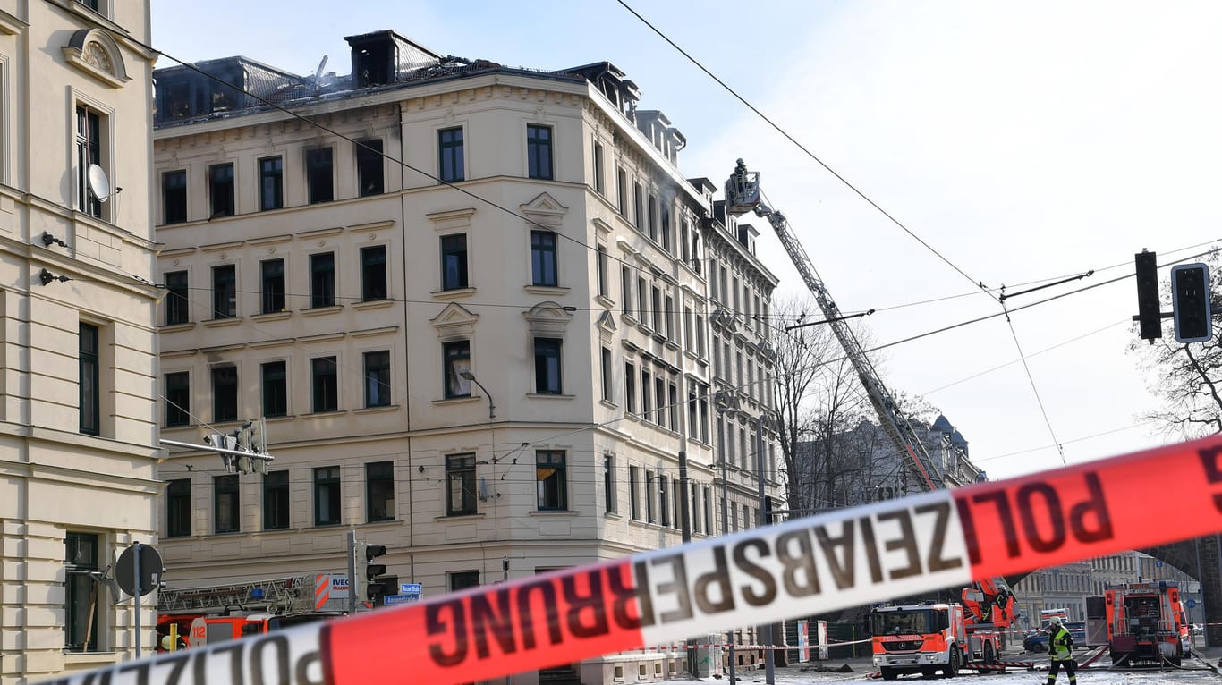 Der Tatort im Osten Leipzigs: Brandexperten dürfen Haus vorerst nicht betreten.