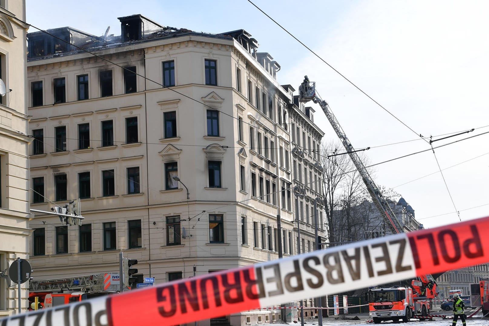 Der Tatort im Osten Leipzigs: Brandexperten dürfen Haus vorerst nicht betreten.