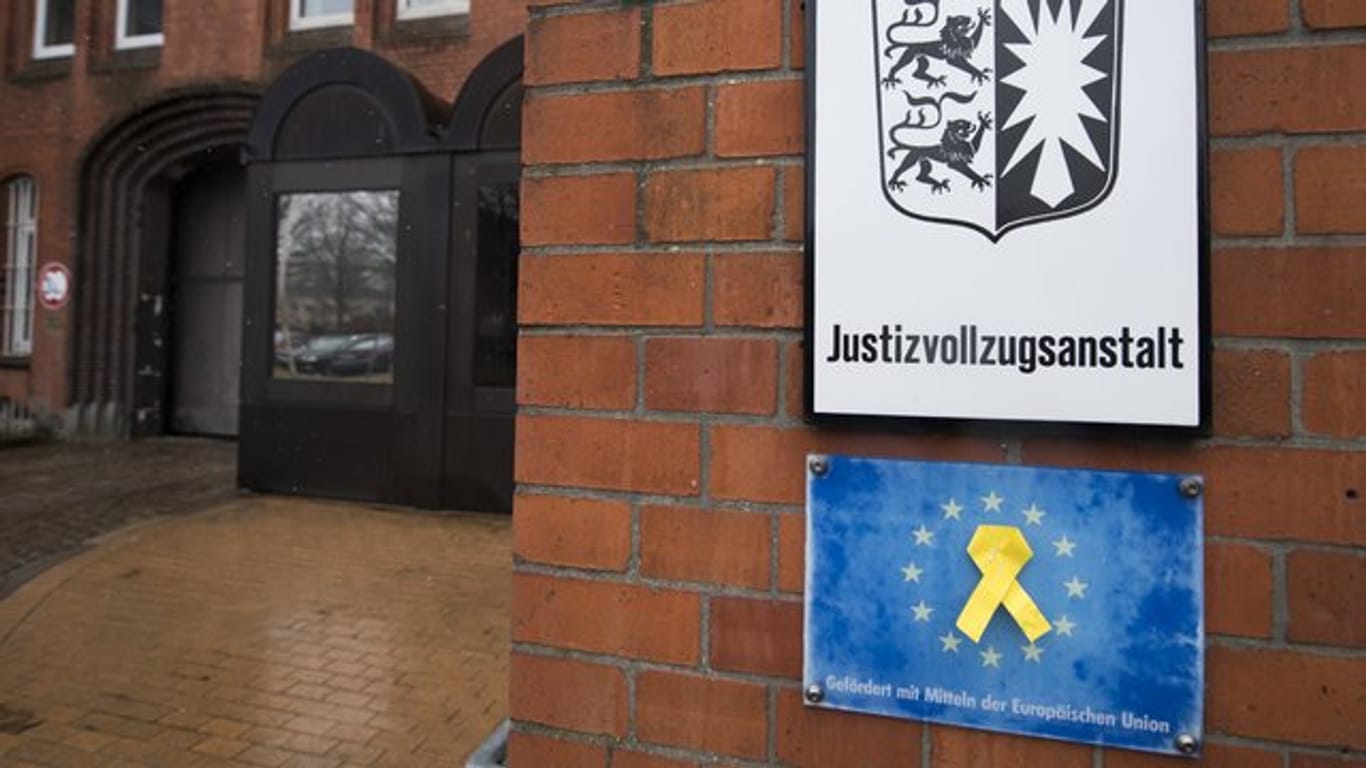 Eingangsbereich der Justizvollzugsanstalt Neumünster - als Zeichen der Solidarität wurde eine gelbe Schleife angebracht.