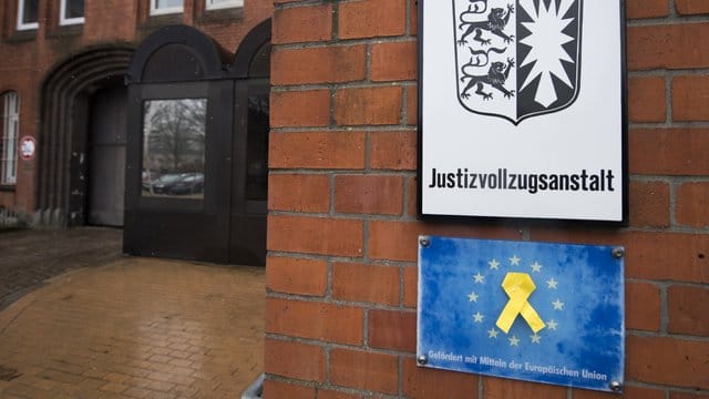Eingangsbereich der Justizvollzugsanstalt Neumünster - als Zeichen der Solidarität wurde eine gelbe Schleife angebracht. Eingangsbereich der Justizvollzugsanstalt Neumünster - als Zeichen der Solidarität wurde eine gelbe Schleife angebracht.