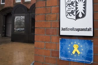 Eingangsbereich der Justizvollzugsanstalt Neumünster - als Zeichen der Solidarität wurde eine gelbe Schleife angebracht.