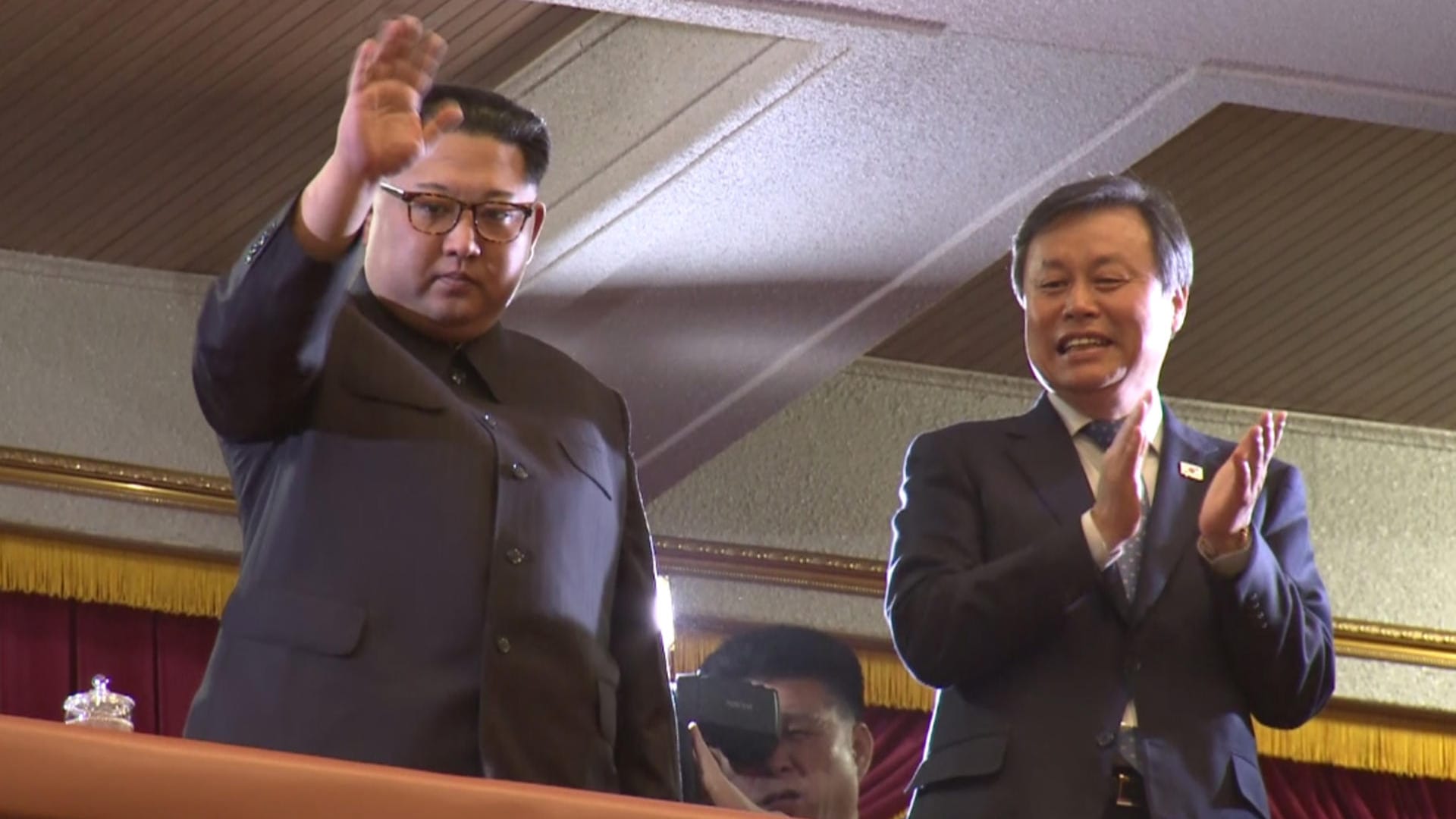 Nordkoreas Diktator Kim Jong-Un (l.) und Südkoreas Kulturminister Do Jong Whan: Erstmals seit 13 Jahren reisten südkoreanische Künstler nach Nordkorea. Nordkoreas Diktator Kim Jong-Un (l.) und Südkoreas Kulturminister Do Jong Whan: Erstmals seit 13 Jahren reisten südkoreanische Künstler nach Nordkorea.