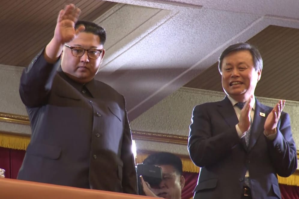 Nordkoreas Diktator Kim Jong-Un (l.) und Südkoreas Kulturminister Do Jong Whan: Erstmals seit 13 Jahren reisten südkoreanische Künstler nach Nordkorea.