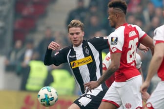 Jean-Philippe Gbamin (r) vom FSV Mainz und Nico Elvedi von Borussia Mönchengladbach kämpfen um den Ball.