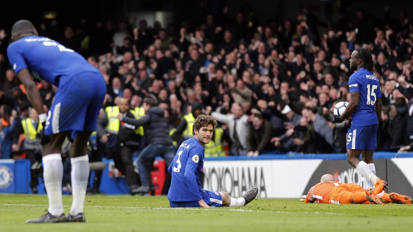 Tristesse an der Stamford Bridge: Antonio Rüdiger (vo.) und seine Kollegen vom FC Chelsea enttäuschten beim 1:3 gegen Tottenham.