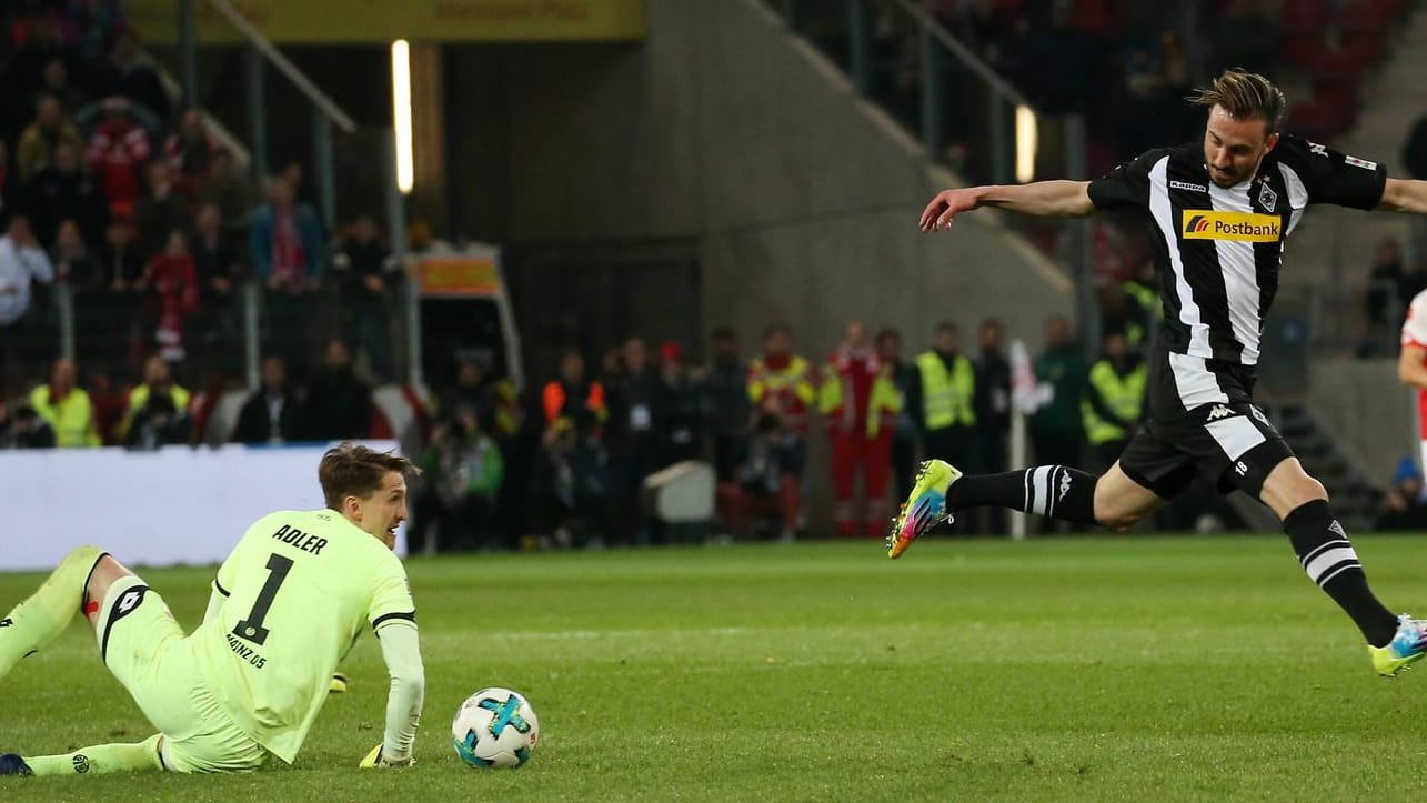 Stark pariert: Mainz-05-Torwart René Adler (l.) holt sich den Ball weit vor dem eigenen Tor – gerade rechtzeitig vor dem Gladbacher Josip Drmic.