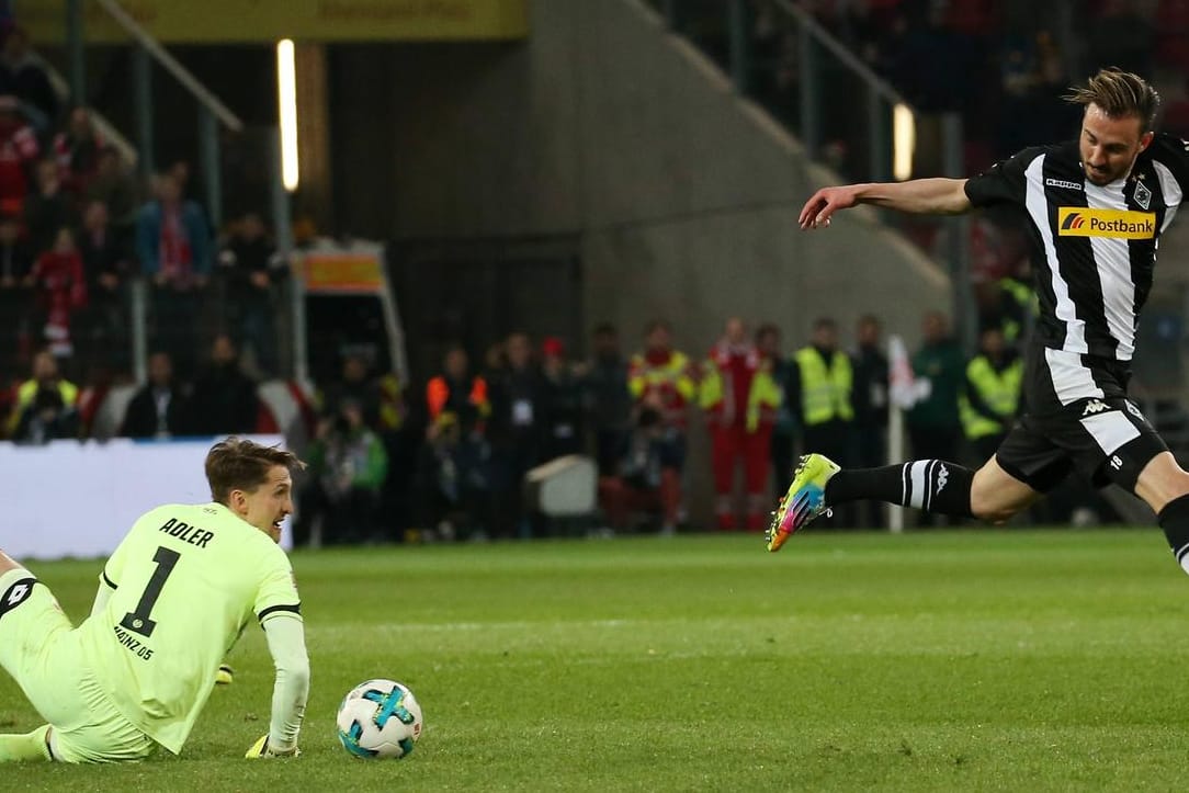 Stark pariert: Mainz-05-Torwart René Adler (l.) holt sich den Ball weit vor dem eigenen Tor – gerade rechtzeitig vor dem Gladbacher Josip Drmic.