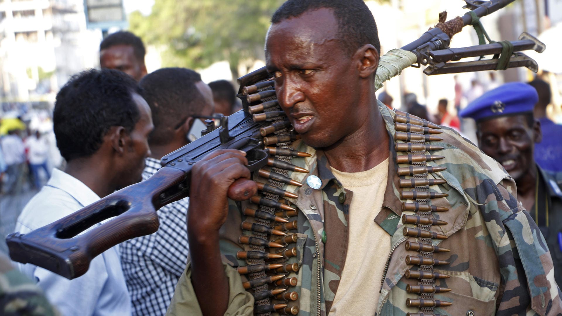 Ein Soldat in Somalias Hauptstadt Mogadischu (Archiv): Terroristen der Al-Shabaab-Miliz verübern auf Militär und Bevölkerung des Landes immer wieder Selbstmordanschlänge.