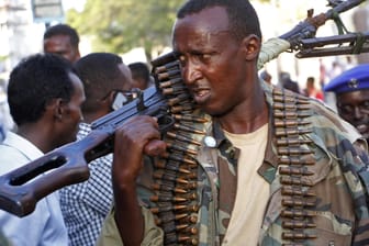 Ein Soldat in Somalias Hauptstadt Mogadischu (Archiv): Terroristen der Al-Shabaab-Miliz verübern auf Militär und Bevölkerung des Landes immer wieder Selbstmordanschlänge.