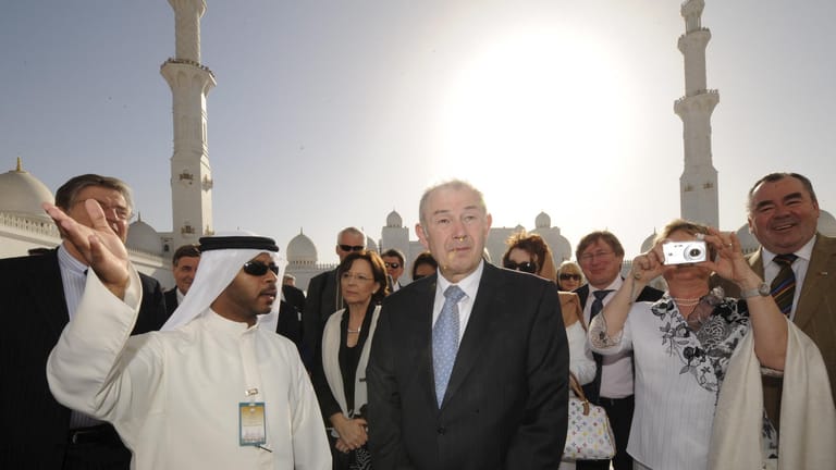 Günther Beckstein besichtigt 2008 die im Bau befindliche Scheich Zayed Moschee in Abu Dhabi: Er habe sich immer intensiv mit dem Islam befasst, sagt Beckstein.