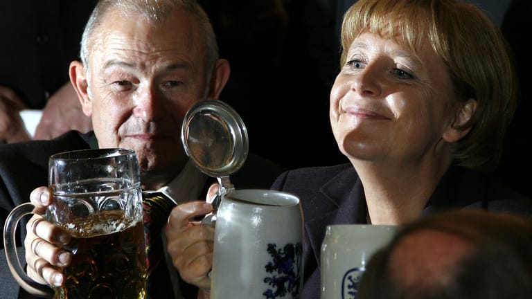 Beckstein und Merkel 2008 auf dem Oktoberfest: Die scharfe Kritik aktiver CSU-Politiker an der Kanzlerin ist von Beckstein heute nicht mehr zu hören.