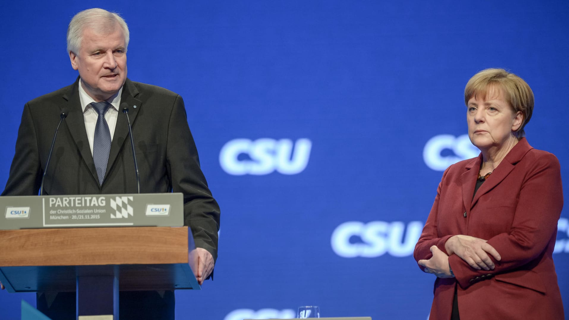 CSU-Chef Horst Seehofer und Bundeskanzlerin Angela Merkel auf dem Parteitag 2015: Während Seehofer sie kritisierte, musste Merkel daneben stehen. Dann schien sich das Verhältnis gebessert zu haben – bis jetzt.