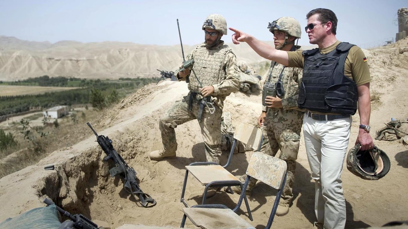 Karl-Theodor zu Guttenberg mit Bundeswehrsoldaten nahe Kundus in Afghanistan: Als Bundesverteidigungsminister setzt der CSU-Politiker die Abschaffung der Wehrpflicht durch.