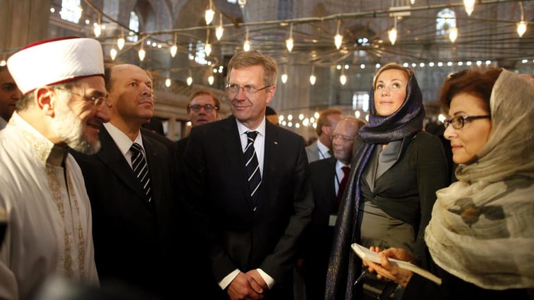 Christian Wulff (m.) mit Frau Bettina (2.v.r.) und Imam Emrullah Hatipogölu (l.) in der Blauen Moschee in Istanbul: Der Islam wurde zum zentralen Thema Wulffs als Bundespräsident.
