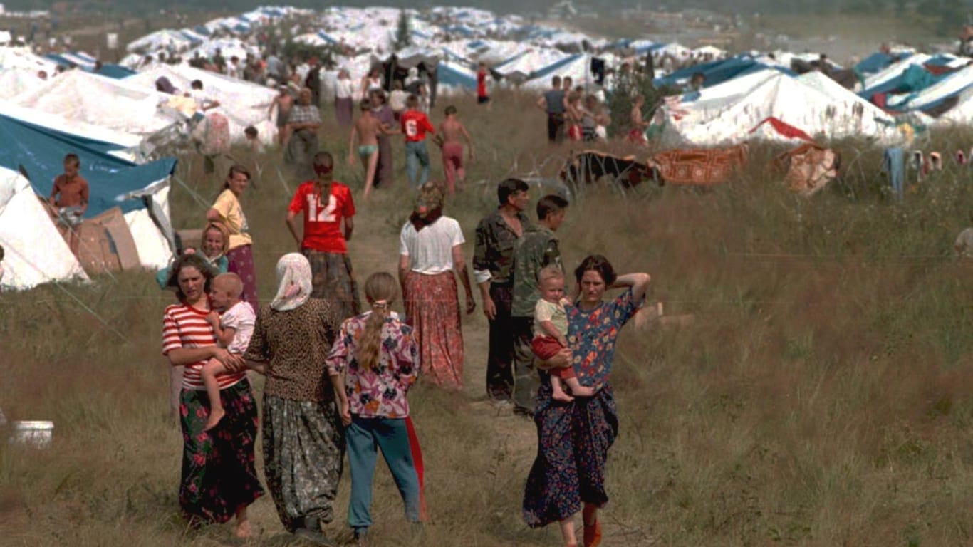 Flüchtlinge nahe Srebrenica in Bosnien: Wie nah muss Krieg sein, damit Deutschland helfen muss? Srebrenica, der Ort des ersten Genozids auf europäischem Boden nach 1945, liegt von München keine 1000 Kilometer entfernt.