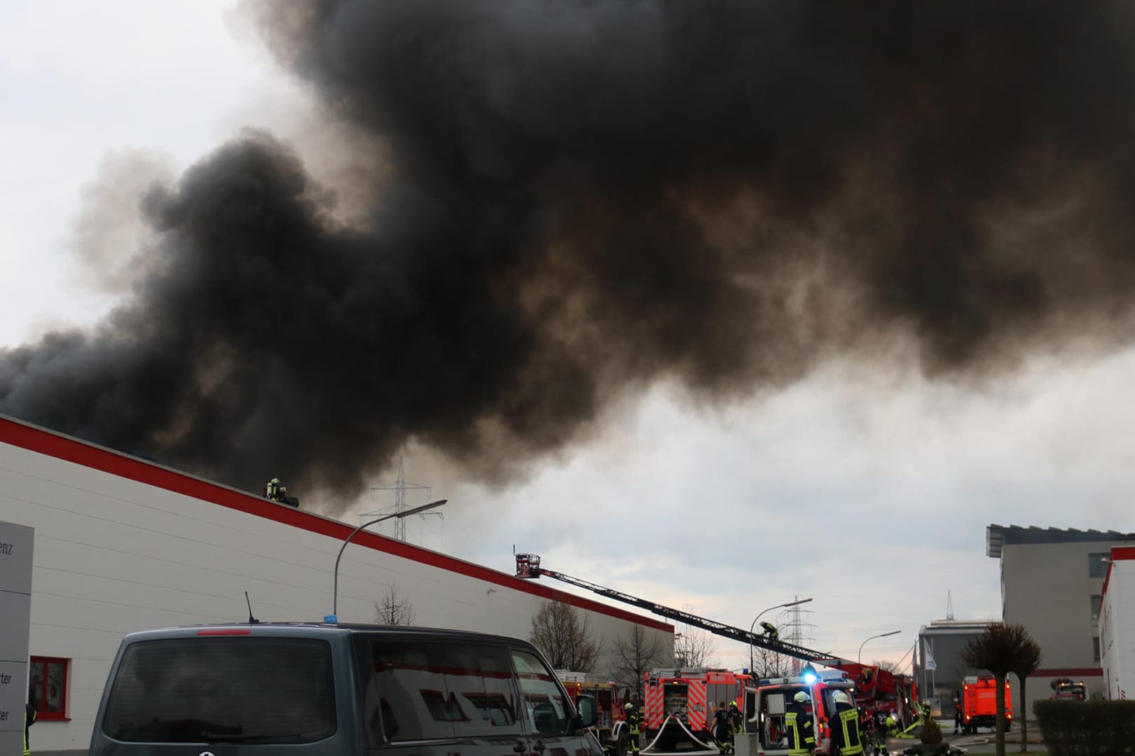 Feuer in Stockstadt: Dichter schwarzer Rauch steigt über einer Fabrik, in der Gummi und Kunststoffe verarbeitet werden, auf.