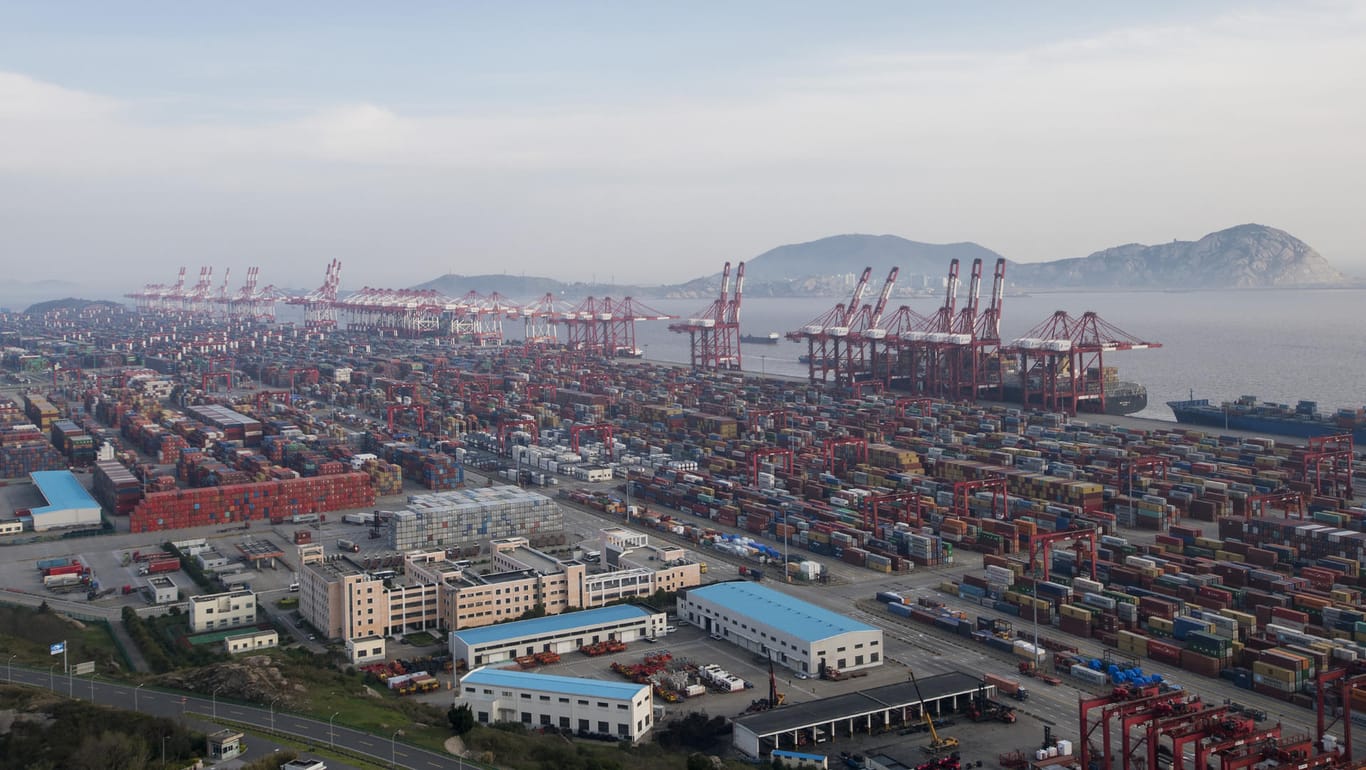 Der Hafen von Shanghai: Die Strafzölle sind eine Reaktion auf die Handelspolitik von US-Präsident Tump.