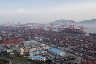 Der Hafen von Shanghai: Die Strafzölle sind eine Reaktion auf die Handelspolitik von US-Präsident Tump.