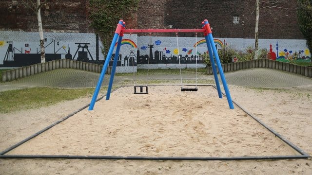 Ein Schaukel auf einem Spielplatz. Ein Schaukel auf einem Spielplatz.