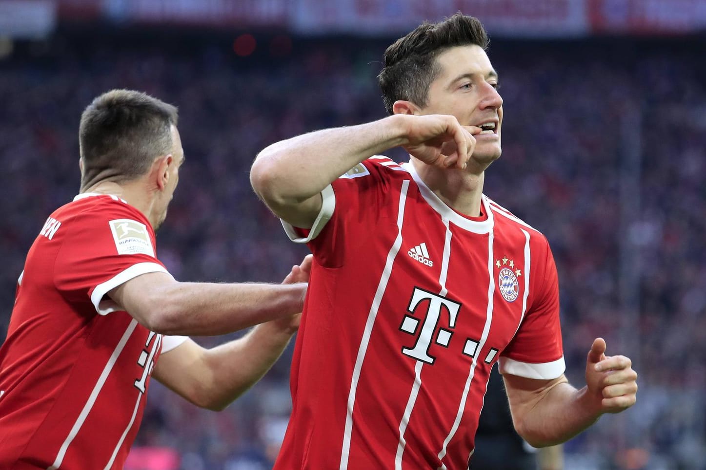Robert Lewandowski feiert sein Tor zum 1:0 gegen Borussia Dortmund beim 6:0 am Samstag.