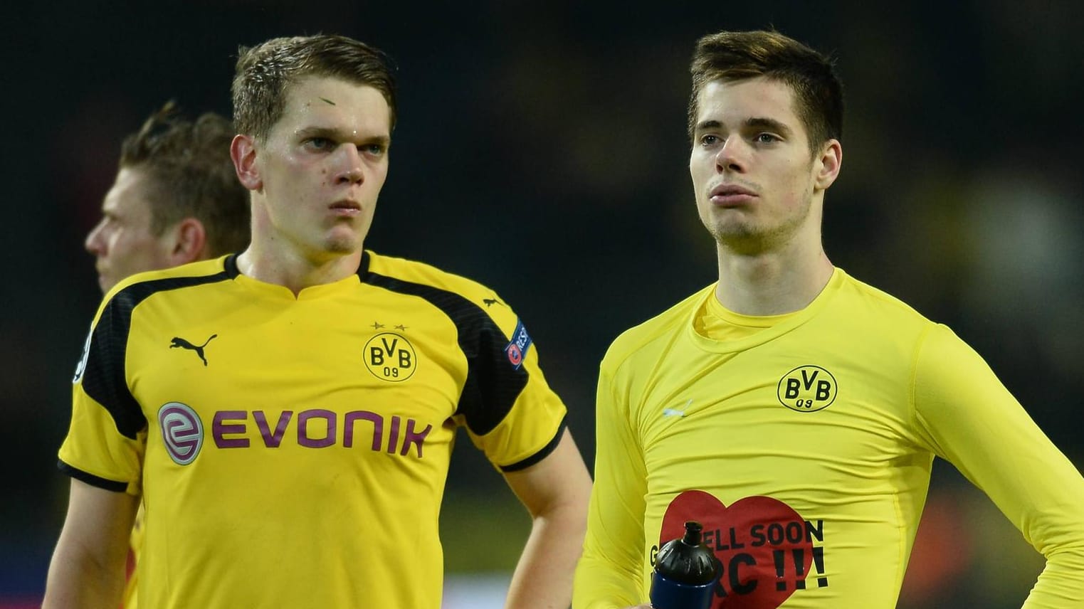 Matthias Ginter (l.) mit Mitspieler Julian Weigl: Nur einen Tag nach dem Anschlag mussten sie wieder spielen.