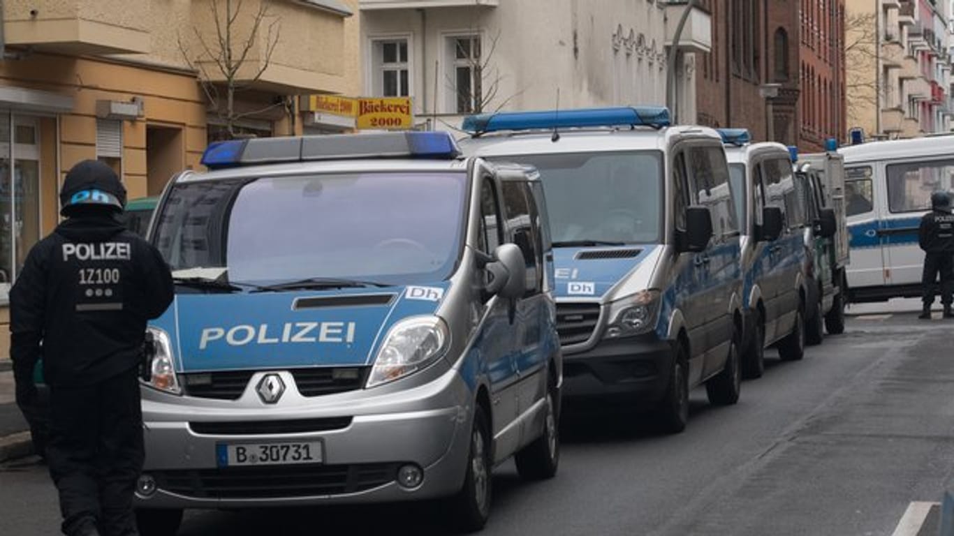 Polizeiautos in der Rigaer Straße: Immer wieder werden hier Polizeiwagen angegriffen.