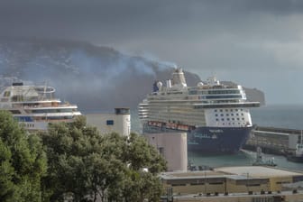 Kreuzfahrtschiff am Schiffsanleger von Funchal, Madeira