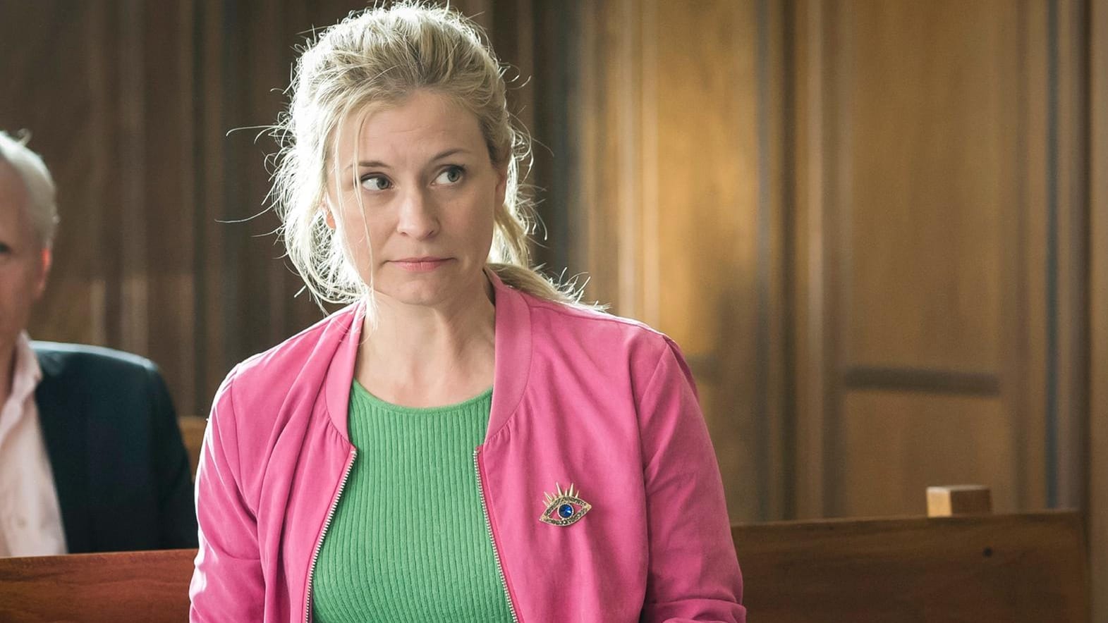 "Jenny – echt gerecht": In der neuen Serie spielt Birte Hanusrichter Protagonistin Jenny. Diese ist alleinerziehende Mutter von zwei Kinder, schlagfertig, vorlaut, steht auf Klamotten in knalligen Farben und ist Anwaltsgehilfin.