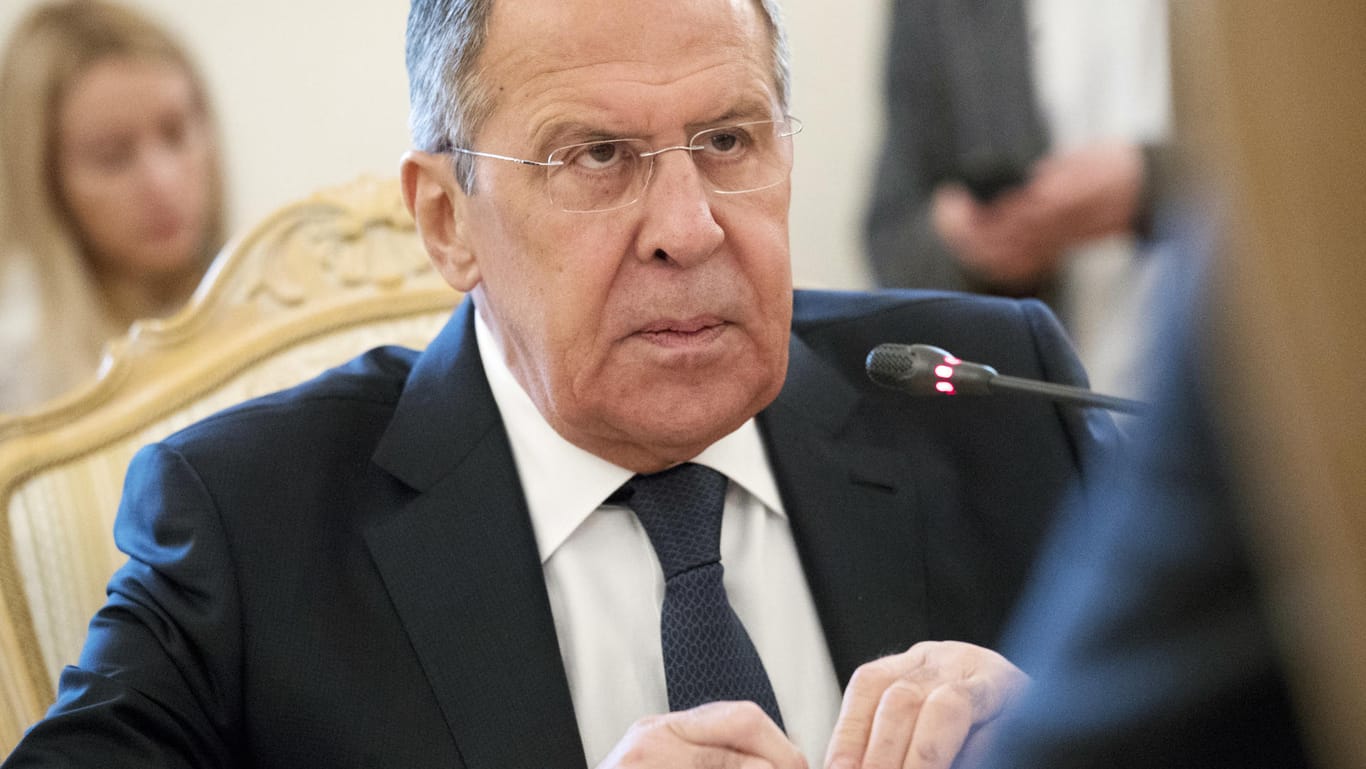 Außenminister Sergej Lawrow kündigte an, dass Russland bei einer Sondersitzung der Organisation für das Verbot von Chemiewaffen (OPCW) Fakten zum Skripal-Anschlag nennen will.