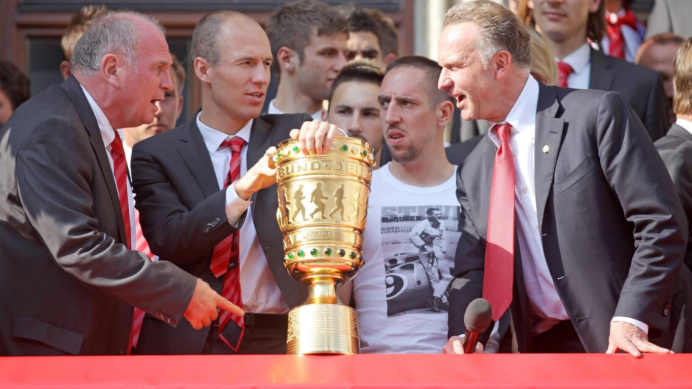 Auf einer Wellenlänge: Karl-Heinz Rummenigge (r.) mit Franck Ribéry und Arjen Robben (v. r.) bei der Meister- und Pokalsiegerfeier 2010 auf den Münchener Rathausbalkon.