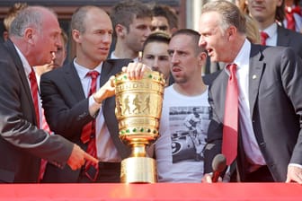Auf einer Wellenlänge: Karl-Heinz Rummenigge (r.) mit Franck Ribéry und Arjen Robben (v. r.) bei der Meister- und Pokalsiegerfeier 2010 auf den Münchener Rathausbalkon.