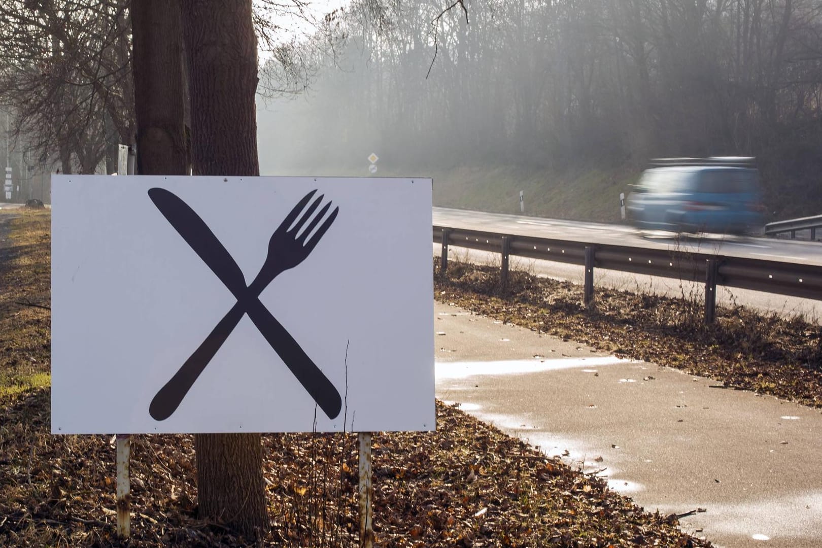Ein Hinweisschild für eine Raststätte nahe einer Autobahn: Ein Mann hat beim Tanken seine zwei Töchter auf einer Rastanlage in Oberbayern vergessen.