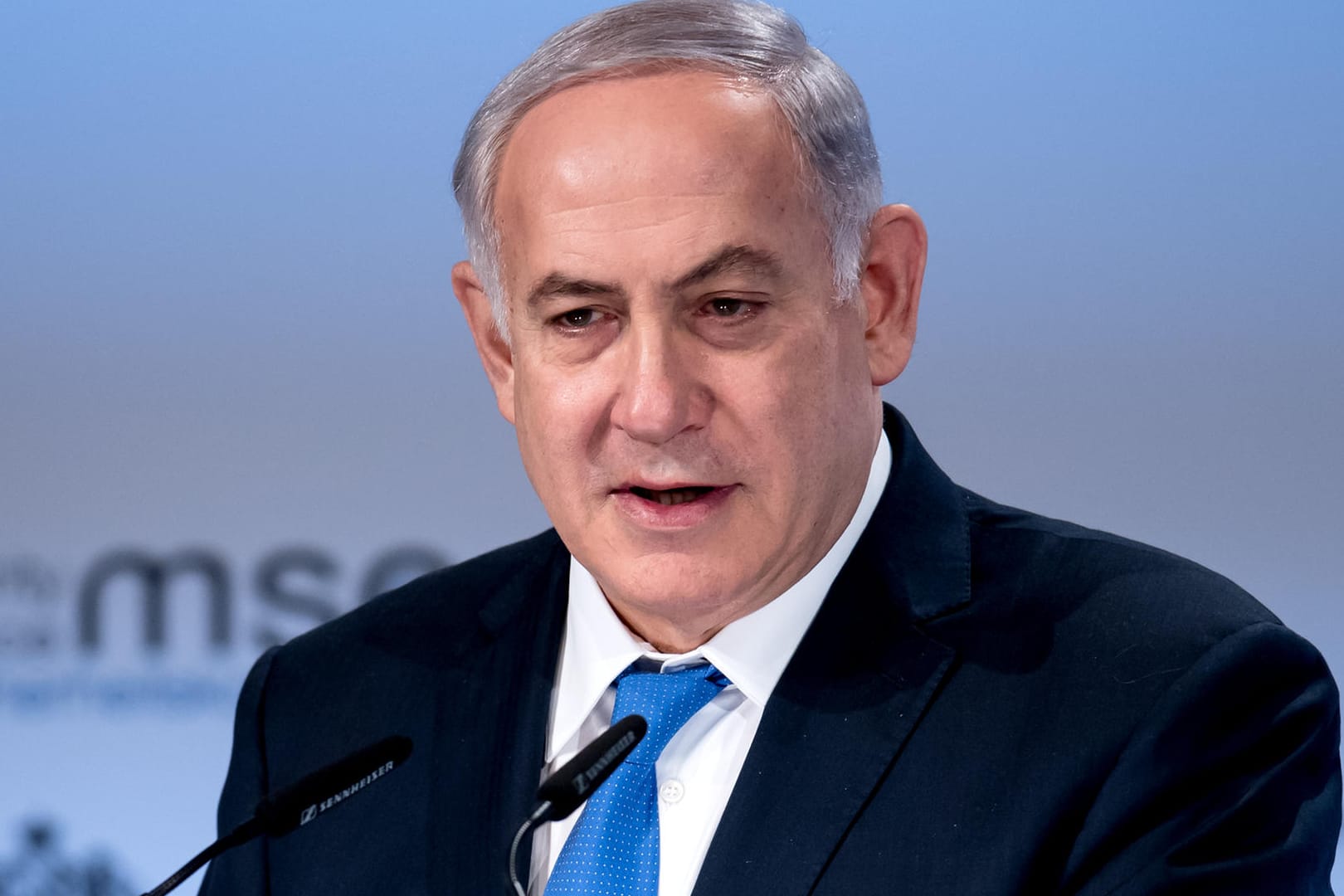 Israels Regierungschef Benjamin Netanjahu hat seine Pläne, afrikanische Flüchtlinge in Europa zu verteilen, wieder ausgesetzt.