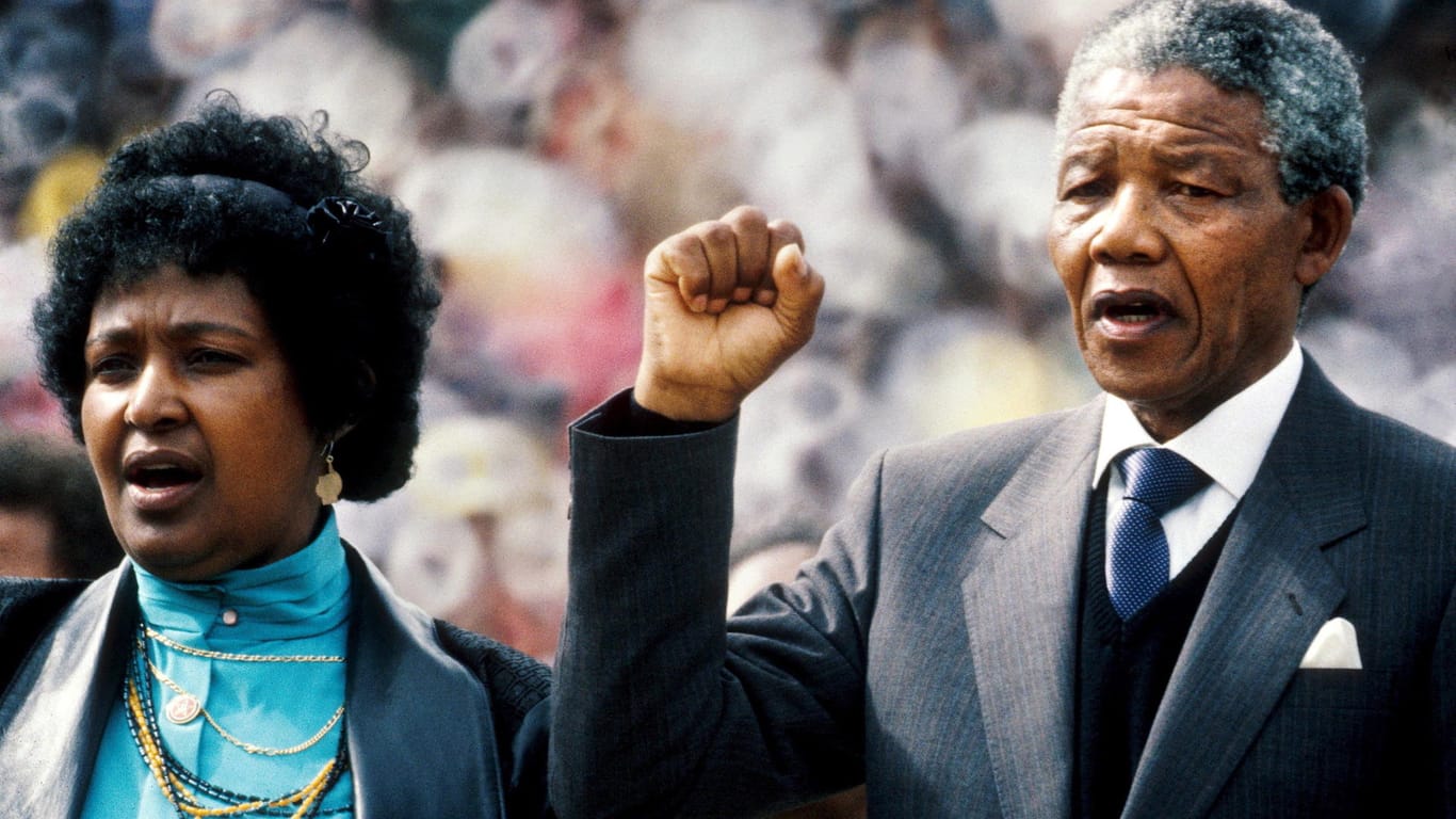 Winnie und Nelson Mandela im Frühjahr 1990. Nach 38 Jahren lies sich das Ehepaar scheiden.
