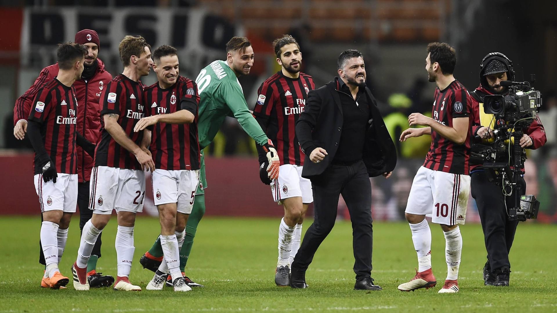 Ärger bei Milan: Hakan Calhanoglu (2. v. r.) hat aktuell keine gute Karten bei seinem Trainer Gennaro Gattuso (3. v. r.).